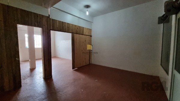 Casa /Sobrado  com apartamento e loja, estacionamento, a venda no Bairro Jardim Itu.  Lojão embaixo com dois banheiros e divisórias,