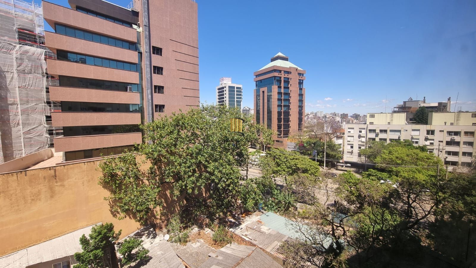 Apartamento 03 dormitórios 110mq e duas vagas, semi mobiliado,  no Bairro Auxiliadora para locação.