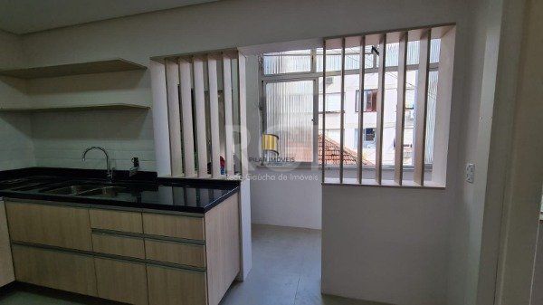 Apartamento 02 dormitórios com dependência e duas vagas no bairro São João.