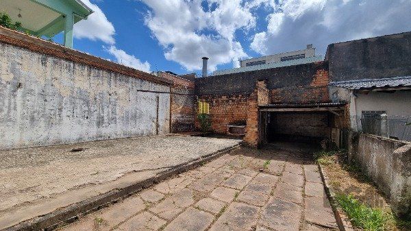 Casa /Sobrado  com apartamento e loja, estacionamento, a venda no Bairro Jardim Itu.  Lojão embaixo com dois banheiros e divisórias,