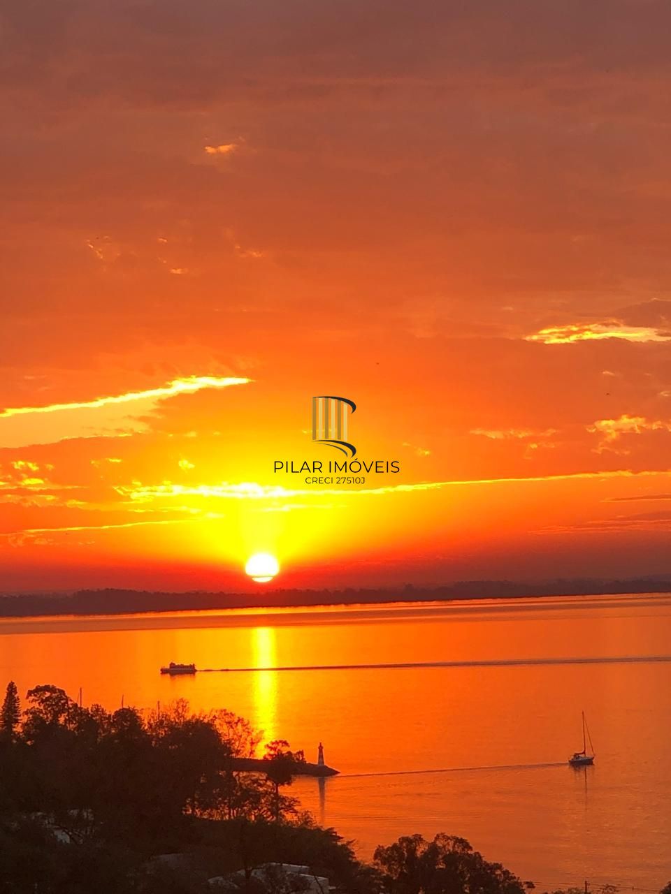 Apartamento 03 dormitórios, duas vagas individuais, edifício com infra, Bairro Cristal