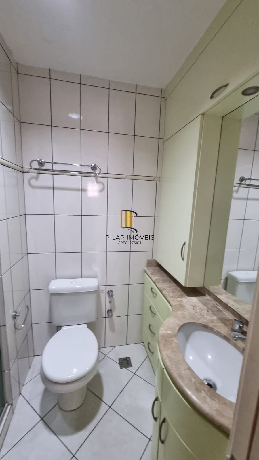 Apartamento 03 dormitórios 110mq e duas vagas, semi mobiliado,  no Bairro Auxiliadora para locação.