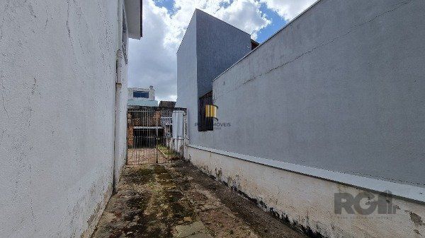 Casa /Sobrado  com apartamento e loja, estacionamento, a venda no Bairro Jardim Itu.  Lojão embaixo com dois banheiros e divisórias,