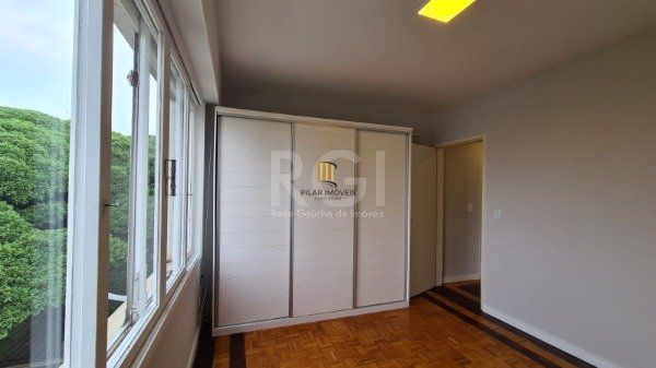 Apartamento 02 dormitórios com dependência e duas vagas no bairro São João.