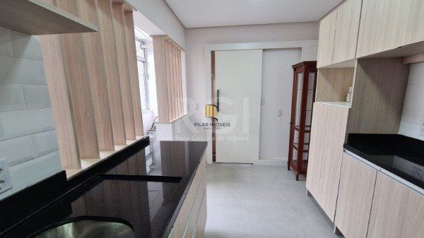 Apartamento 02 dormitórios com dependência e duas vagas no bairro São João.