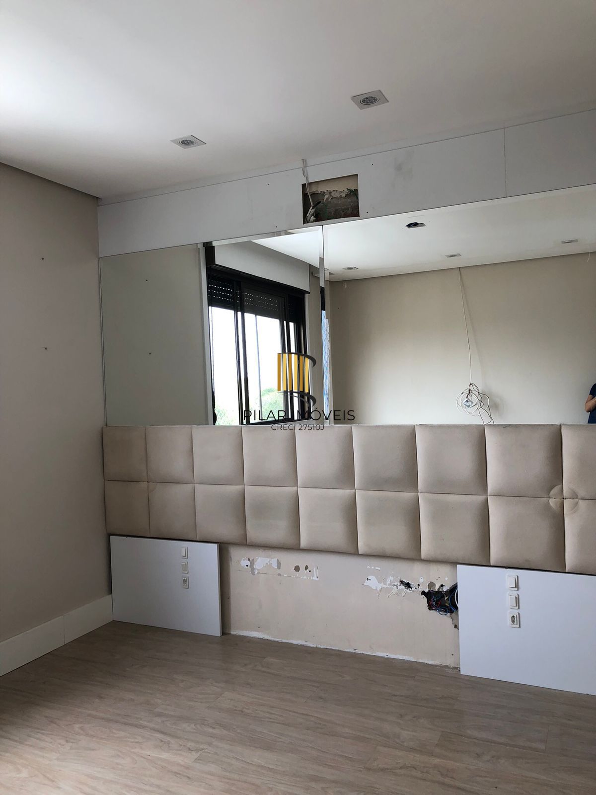 Apartamento 03 dormitórios, duas vagas individuais, edifício com infra, Bairro Cristal