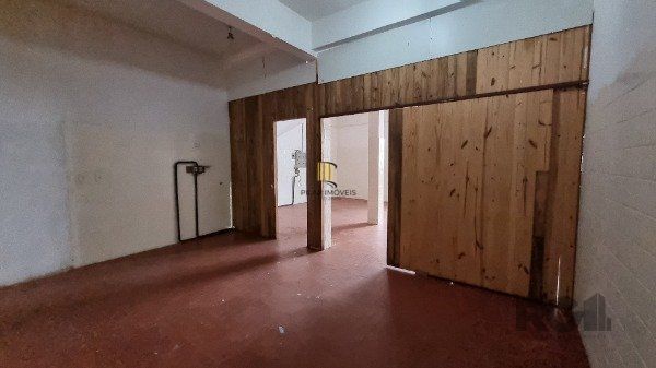 Casa /Sobrado  com apartamento e loja, estacionamento, a venda no Bairro Jardim Itu.  Lojão embaixo com dois banheiros e divisórias,