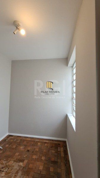 Apartamento 02 dormitórios com dependência e duas vagas no bairro São João.