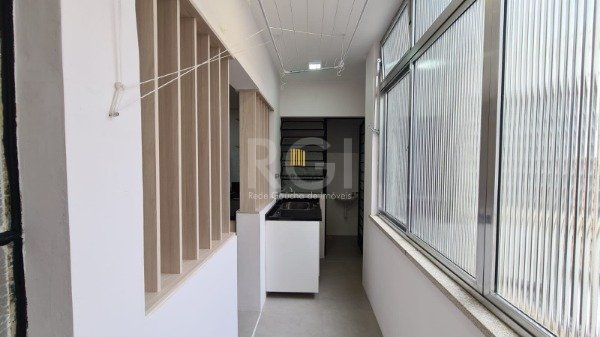 Apartamento 02 dormitórios com dependência e duas vagas no bairro São João.