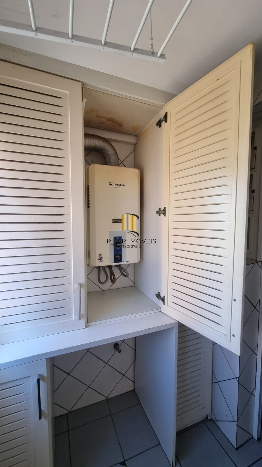 Apartamento 03 dormitórios 110mq e duas vagas, semi mobiliado,  no Bairro Auxiliadora para locação.