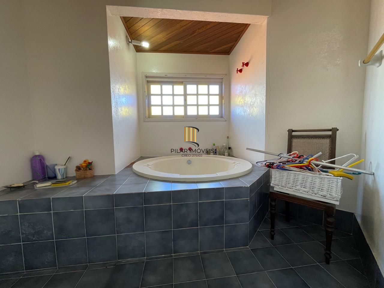 Casa 04 dormitórios, sobrado, a venda em Arroio do Sal, próximo a Torres.