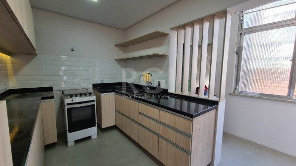 Apartamento 02 dormitórios com dependência e duas vagas no bairro São João.