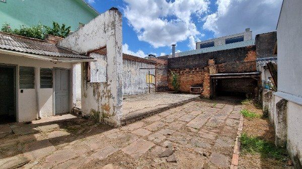 Casa /Sobrado  com apartamento e loja, estacionamento, a venda no Bairro Jardim Itu.  Lojão embaixo com dois banheiros e divisórias,