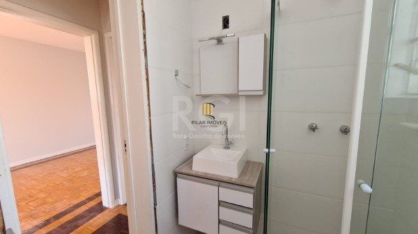Apartamento 02 dormitórios com dependência e duas vagas no bairro São João.