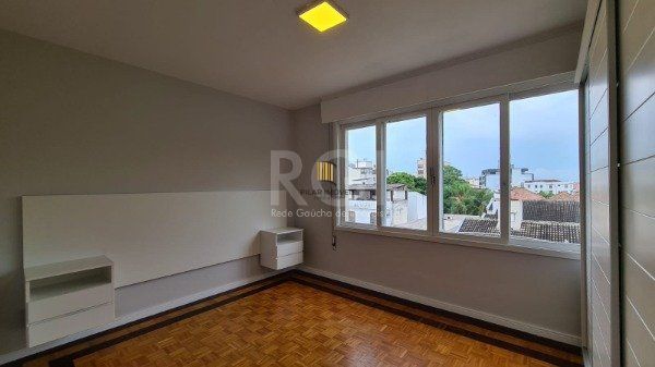Apartamento 02 dormitórios com dependência e duas vagas no bairro São João.