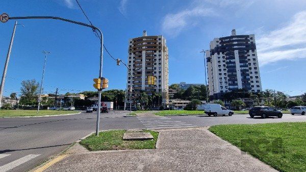 Apartamento 03 dormitórios, duas vagas individuais, edifício com infra, Bairro Cristal