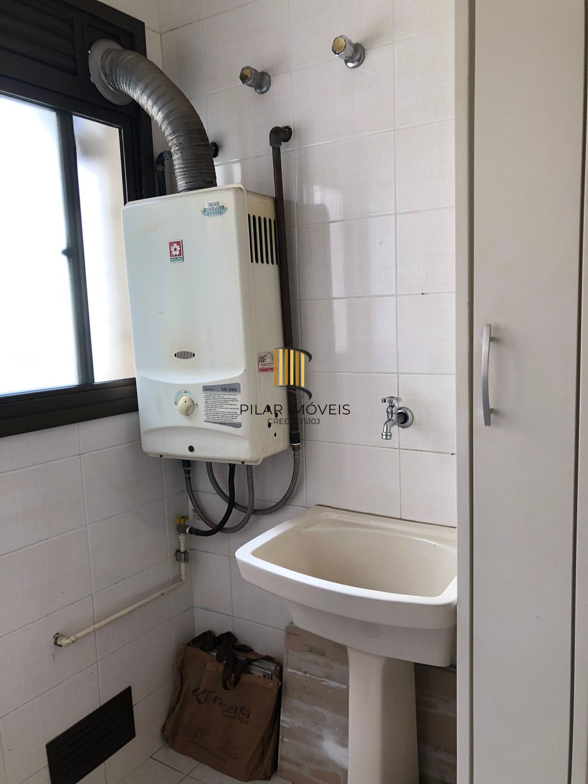 Apartamento 03 dormitórios, duas vagas individuais, edifício com infra, Bairro Cristal