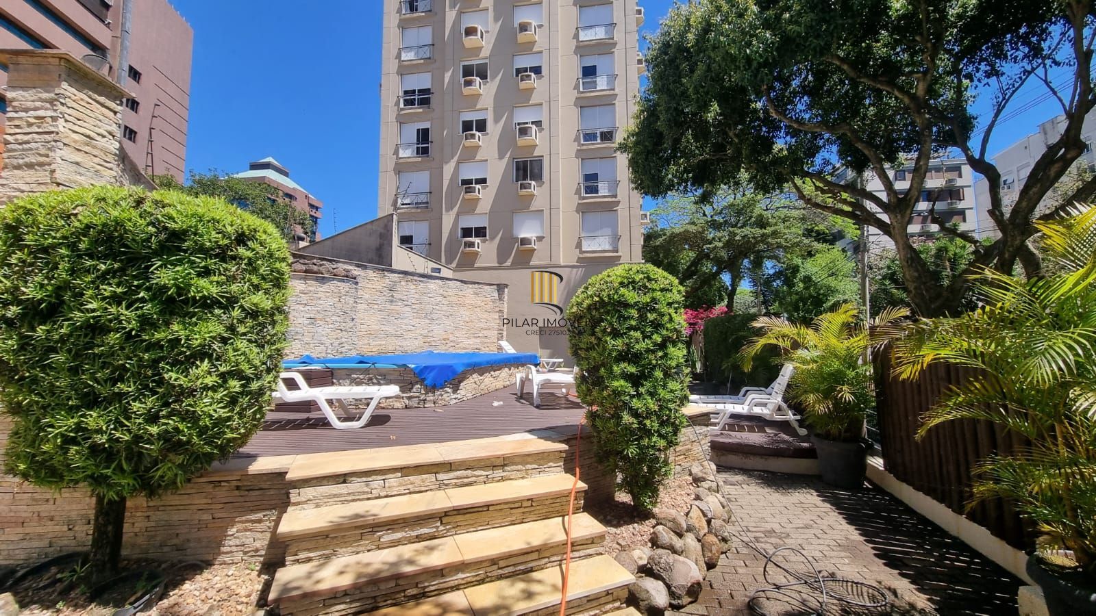 Apartamento 03 dormitórios 110mq e duas vagas, semi mobiliado,  no Bairro Auxiliadora para locação.