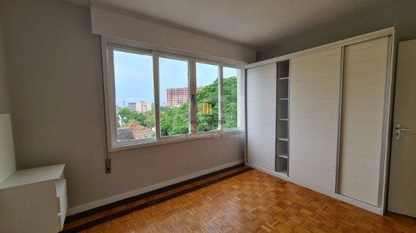 Apartamento 02 dormitórios com dependência e duas vagas no bairro São João.