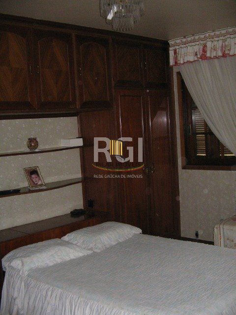 Casa para Venda - 260m², 3 dormitórios, sendo 1 suites, 7 vagas - Nonoai