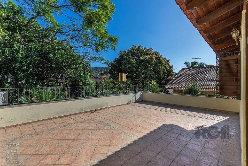 Casa 216m² - 4 dormitórios, 5 vagas no bairro Partenon