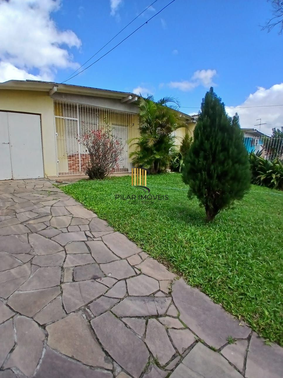 Ampla casa com patio no bairro Rubem Berta .