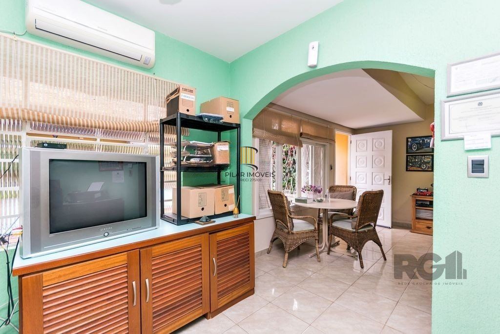 Casa 381m² - 5 dormitórios, 1 suíte, piscina e 6 vagas no bairro São Sebastião
