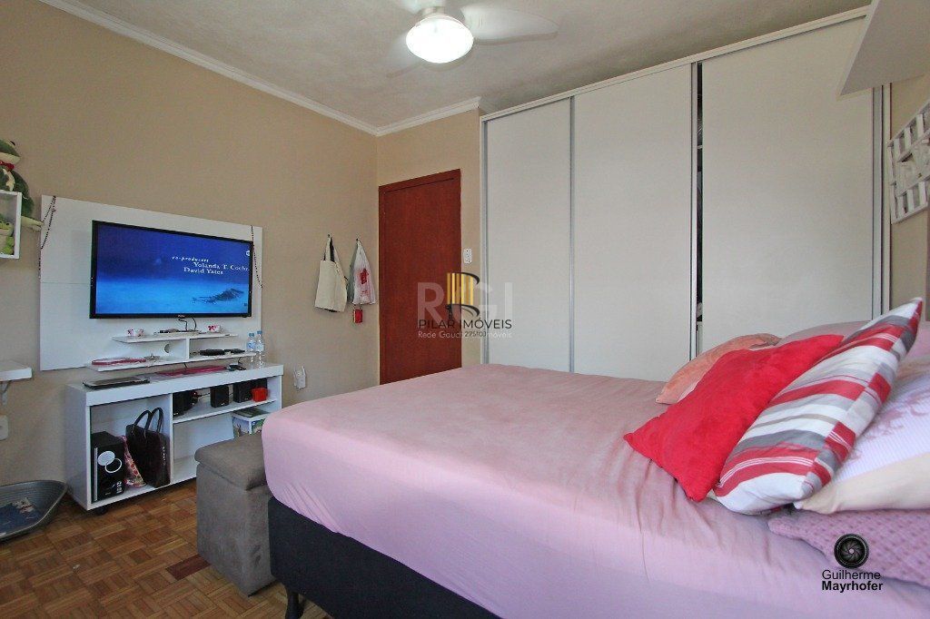 Casa para Venda - 300m², 6 dormitórios, sendo 1 suites, 3 vagas - Menino Deus