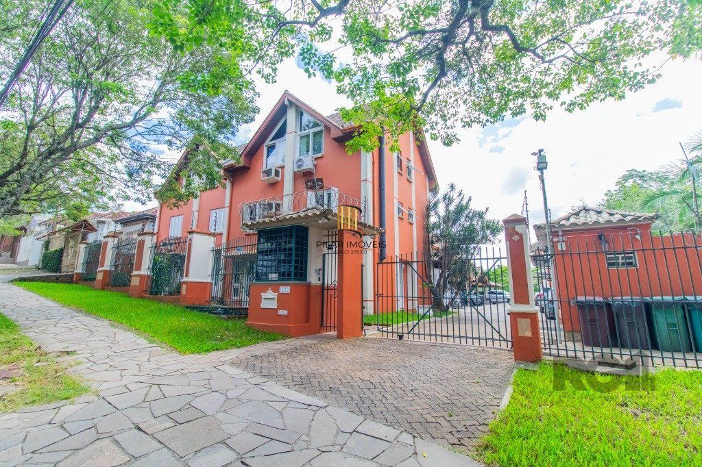 Casa em condoínio com 3 dormitorios, 2 suítes e  duas vagas de garaem no  bairroTeresópolis - Pilar Imóveis