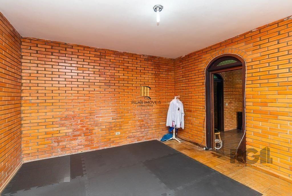 Casa de 245m² com 5 dormitórios no bairro Sarandi