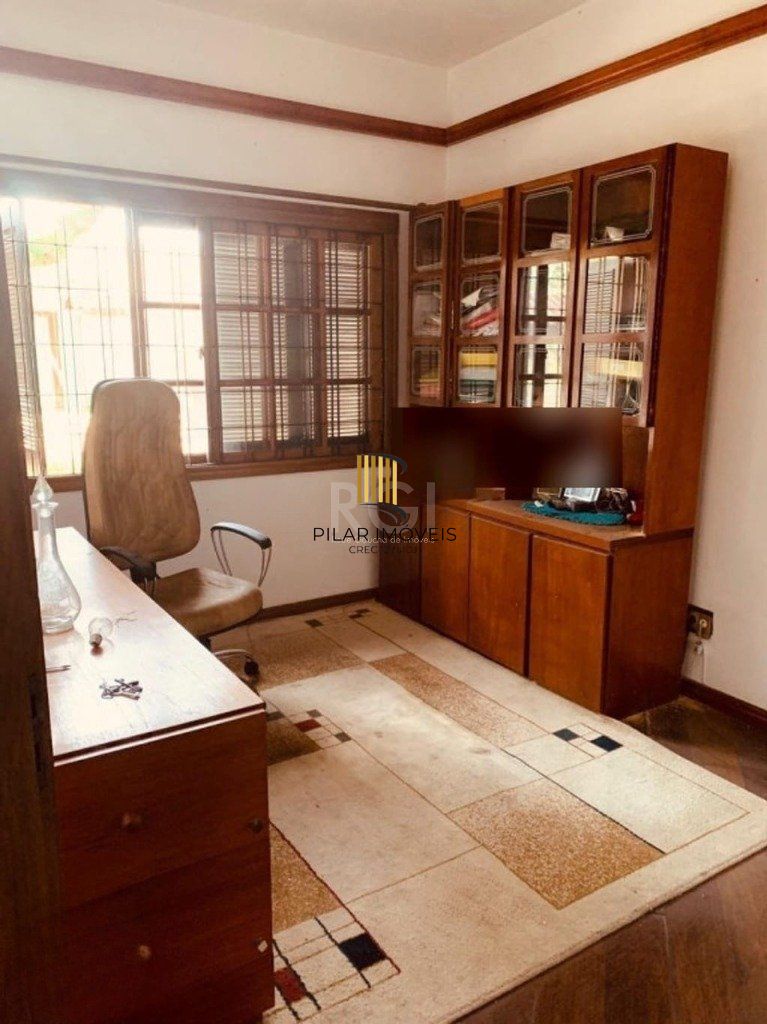 Encantadora residência com 03 dormitórios sendo 01 suíte e piscina.