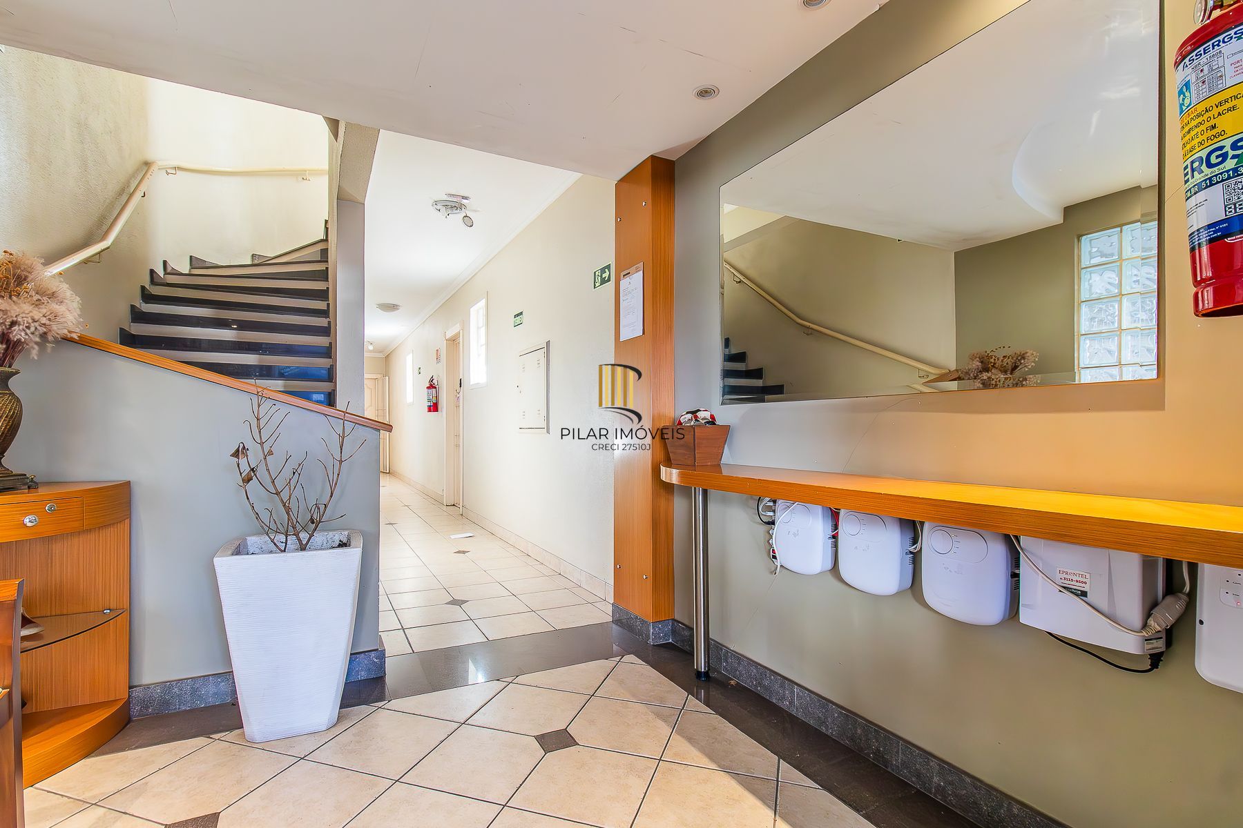 Amplo apartamento duplex com 2 dormitórios e 1 vaga de garagem.