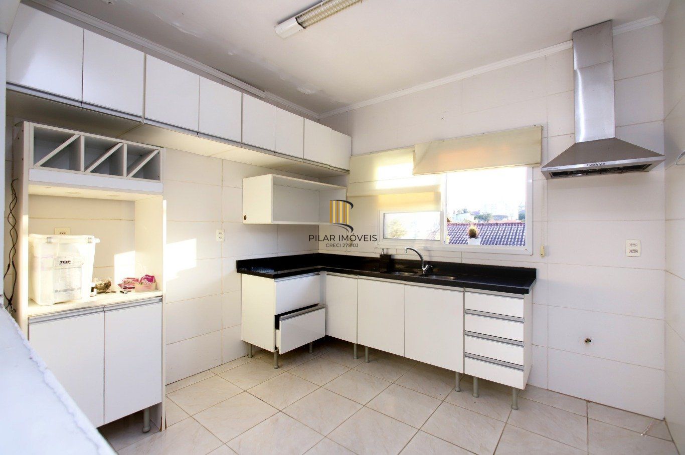 Casa com Edícula nos fundos, total de 5 dormitórios no Bairro gloria.