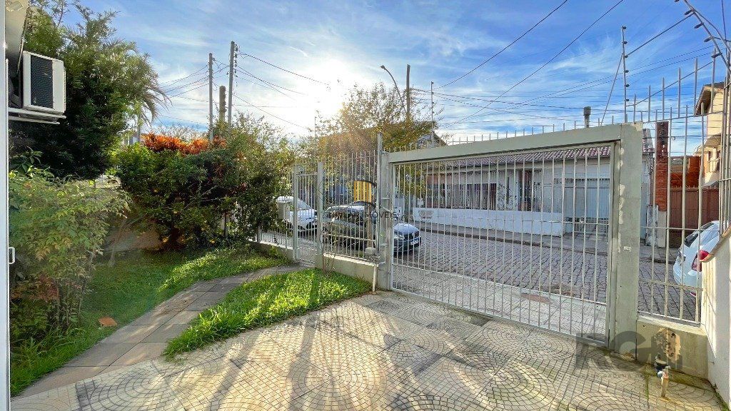 Sobrado com 4  dormitórios, 3 vagas, piscina, próximo a Professor Oscar Pereira