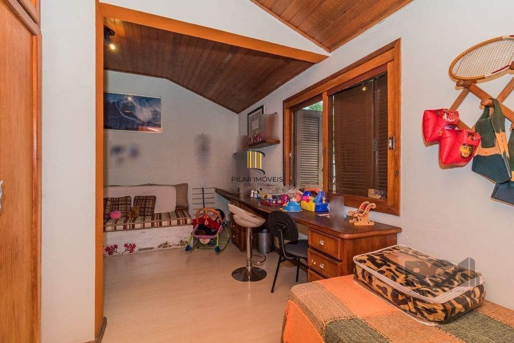 Impecável casa no bairro Medianeira. Living de 3 ambientes com lareira. Com 4 dormitórios sendo 1 suíte também com lareira. Ampla cozinha mobiliada e reformada. Dormitórios com armários fixos .