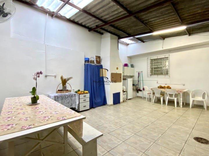 Casa com 03 dormitorios e 4 vagas de garagem proximo a Sport club Sáo jóse - Porto Alegre/RS.