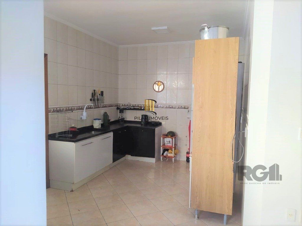 Casa 234m² - 3 dormitórios, 1 suíte e vaga para 6 carros no Jardim São Pedro