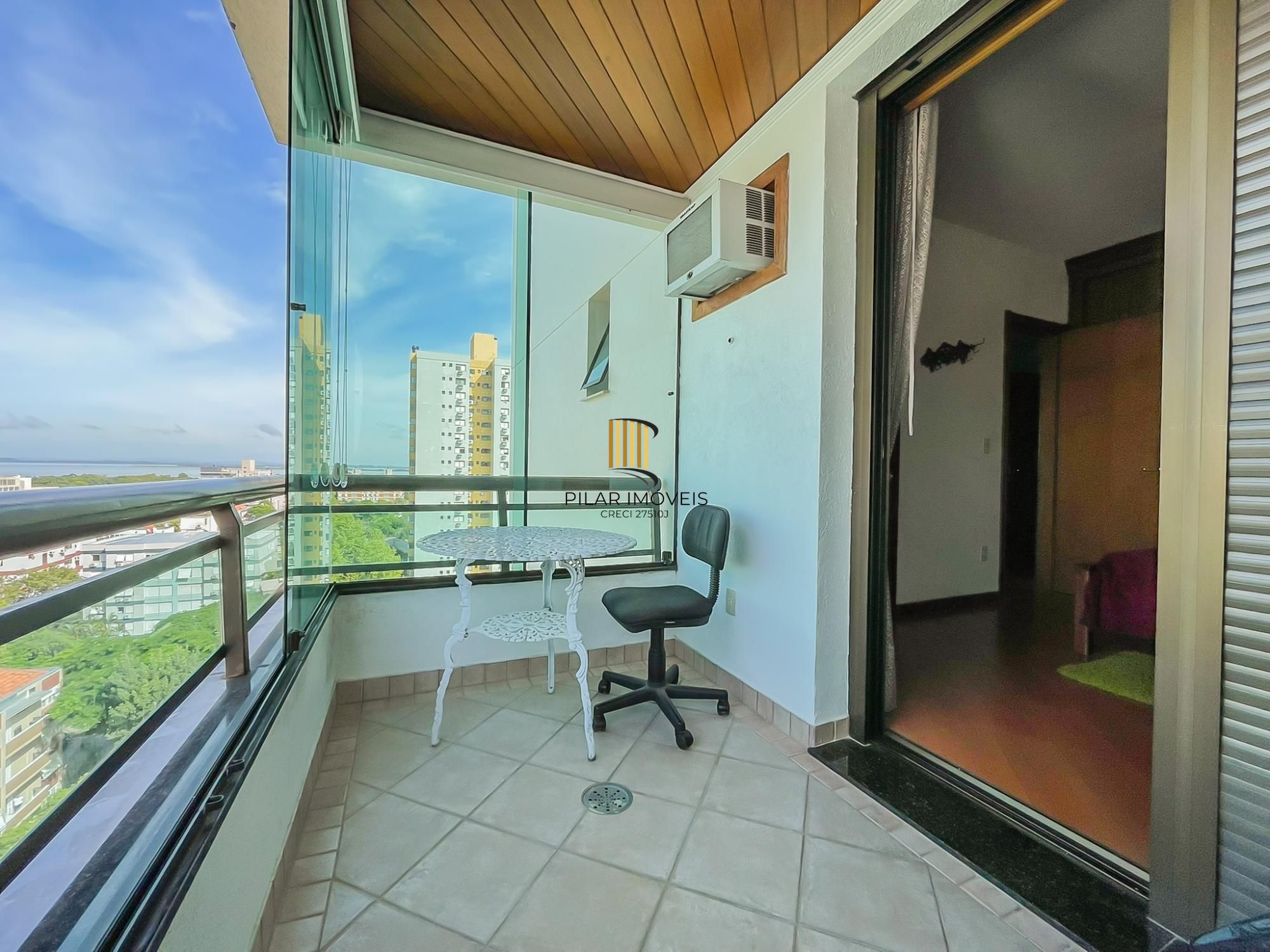 Lindo apartamento 03 dormitórios, duas vagas Coração Menino Deus