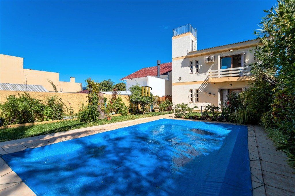 Casa para Venda - 228m², 4 dormitórios, sendo 1 suites, 5 vagas - Teresópolis