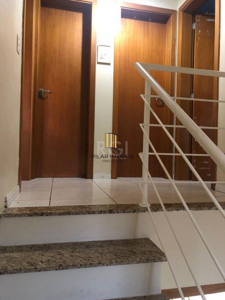 Casa com 03 dormitórios, 01 suíte, pátio com churrasqueira e 03 vagas de garagem no bairro Tristeza