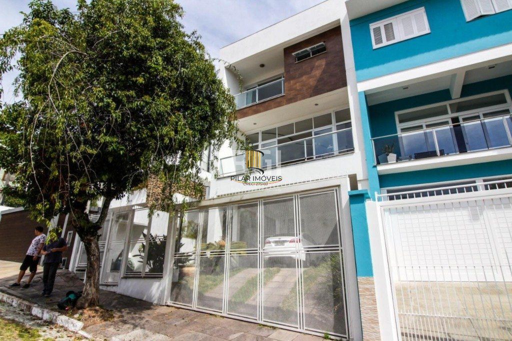 Casa para Venda - 300m², 3 dormitórios, sendo 1 suites, 4 vagas - Teresópolis