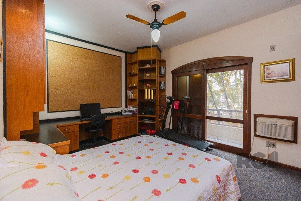 Casa com 4 dormitórios no bairro Morro Santana
