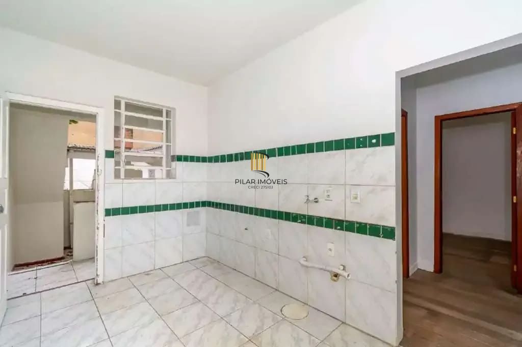 Casa com 2 quartos à venda na Medianeira, Porto Alegre.