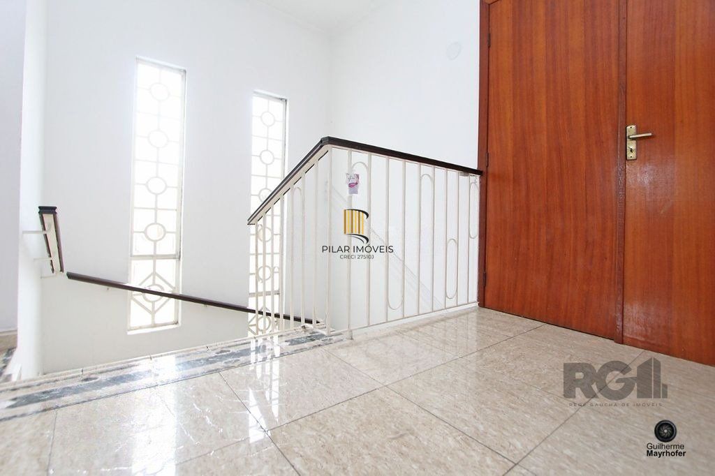 Casa com 5 suítes, 7 banheiros, 4 vagas no bairro Partenon