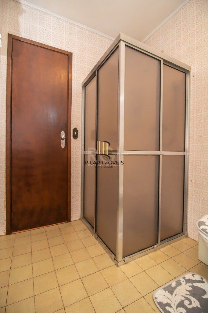 Casa de 289m² - 3 dormitórios, 1 suíte, 4 salas, churrasqueira, pátio e 4 vagas de garagem no bairro Partenon
