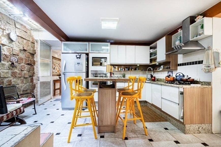 Excelente casa de 264m² com 4 dormitórios no bairro Menino Deus