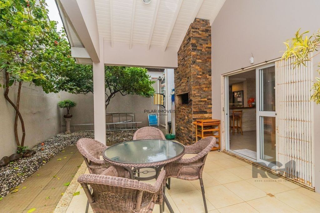 Casa 3 dormitórios a uma quadra da avenida Teresópolis e cinco minutos do Bourbon Shopping Teresópolis