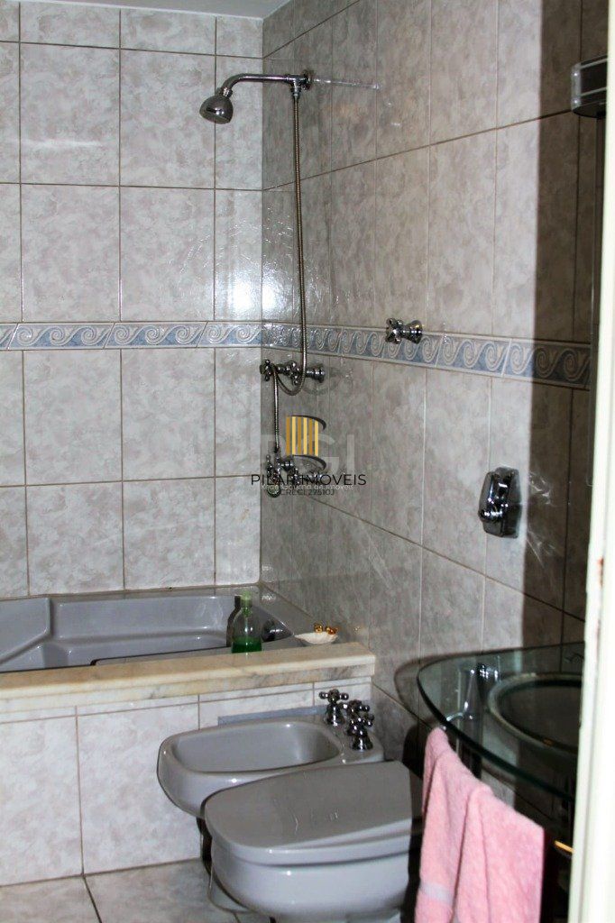 Apartamento com 03 dormitórios, churrasqueira e vaga de garagem no Menino Deus