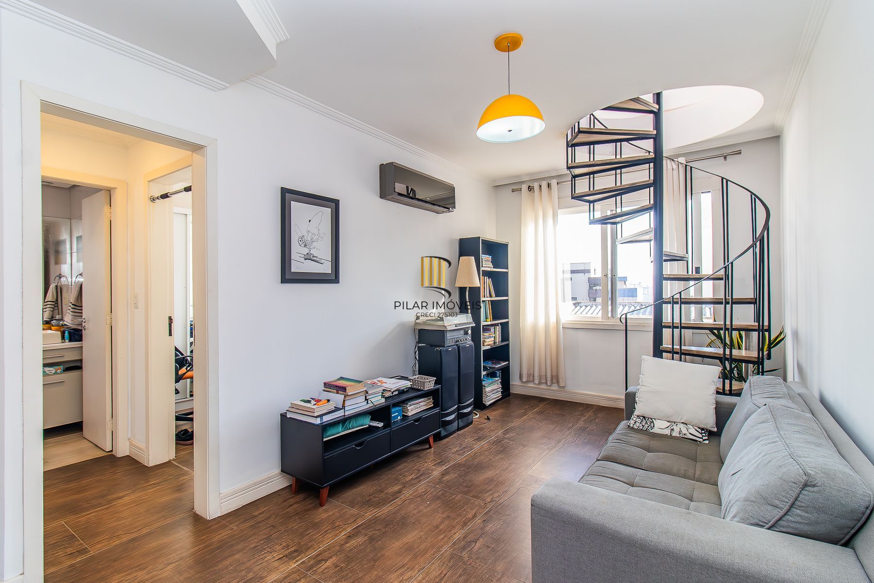 Amplo apartamento duplex com 2 dormitórios e 1 vaga de garagem.