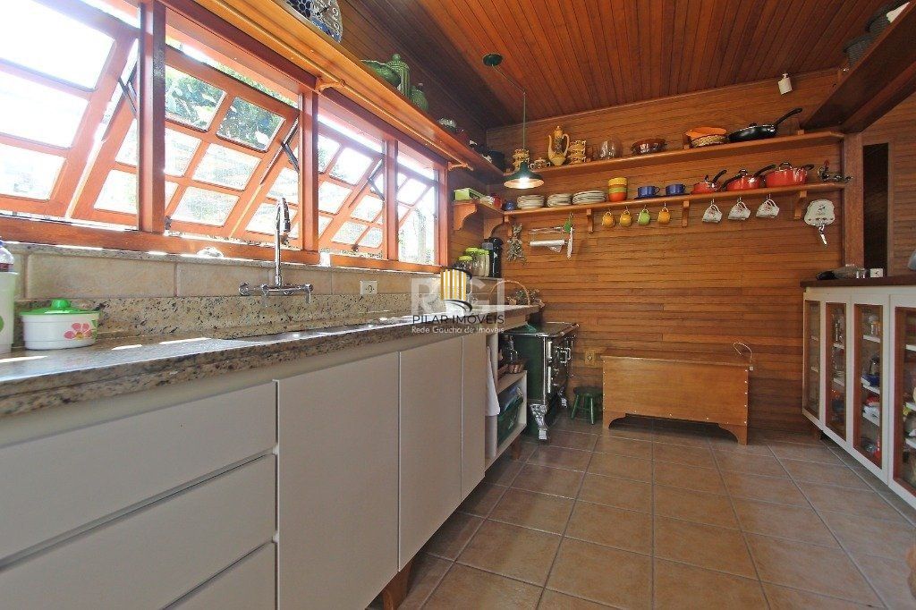 Casa para Venda - 205m², 2 dormitórios, sendo 1 suites, 4 vagas - Cristal